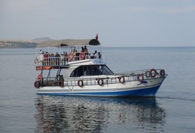 Tatvan’da Düzenlenen Tekne Turuna Vatandaşlar İlgi Gösteriyor