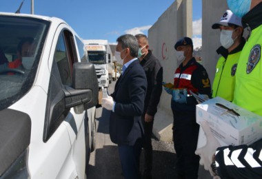 Tatvan’da Trafik Haftası dolayısıyla sürücülere maske ve broşür dağıtıldı