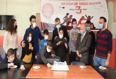 Vali Çağatay, Ahmet Eren Özel Eğitim Uygulama Okulunu Ziyaret Etti