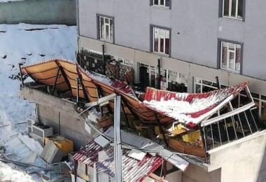 Kafenin çatısı çökmesi sonucu ölen genç, toprağa verildi