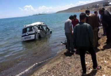 Van Gölü’ne düşen araçtaki bir kişi hayatını kaybetti