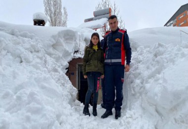 Bitlis'teki Evlerinde Mahsur Kalan Aileyi İtfaiye Ekipleri Kurtardı