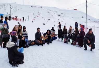 Bitlisli Kadın Kursiyerlere Kayak Merkezinde Etkinlik Düzenlendi