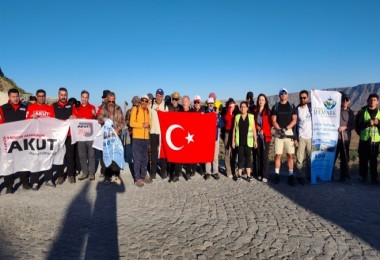 Nemrut Kalderası Milli Parkı’na dikkat çekmek isteyen 70 kişilik doğasever ile dağcı gurup 40 kilometrelik dağ tırmanışı ve zirve yürüyüşü yaptı