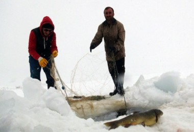 Vatandaşlar donan göl üzerinde balık avlıyor
