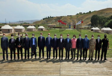 Bakan Yardımcıları ile Okçular Vakfı Başkanı ve Üyesinin Ahlat Ziyaretleri