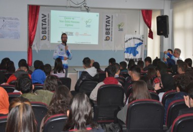 Vangölü Aktivistleri Tarafından Hüseyin Çelik Anadolu Lisesi’nde Seminer Verildi