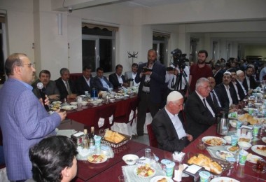 Vali Ustaoğlu iftar yemeğinde kanaat önderleriyle bir araya geldi