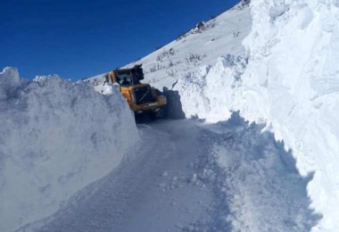 Bitlis’te Kapalı Olan Köy Yollarını Ulaşıma Açma Çalışmaları Aralıksız Devam Ediyor