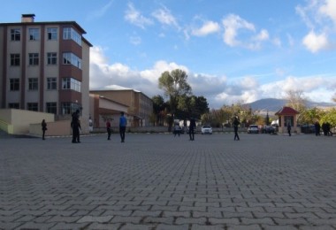 Tatvan Belediyesi tarafından 16 okulun bahçesi kilitli parke taşı ile kaplandı