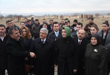 Aile ve Sosyal Politikalar Bakanı Kaya Ahlat'ta