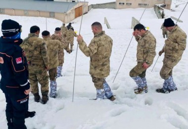 Tatvan'daki Jandarma Ekiplerine 'Çığda Arama Kurtarma Eğitimi' Verildi