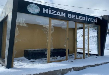 Hizan’daki Minibüs Durağı Camları Kimliği Belirsiz Kişilerce Kırıldı