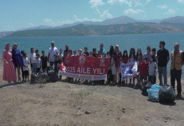 Tatvan’daki çocuklar Van Gölü sahilini temizledi