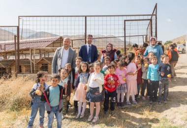 Başkan Tanğlay, öğrencilerle birlikte hayvan barınağını ziyaret etti