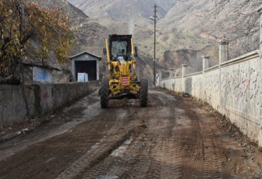 Tatvan’da Yol Yenileme Çalışmaları Devam Ediyor