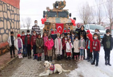 Bitlis’te Jandarma Kurtarma Köpeğinden Çocuklara Gösteri