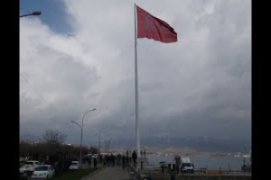 Tatvan’da 150 metrekare büyüklüğünde Türk Bayrağı göndere çekildi